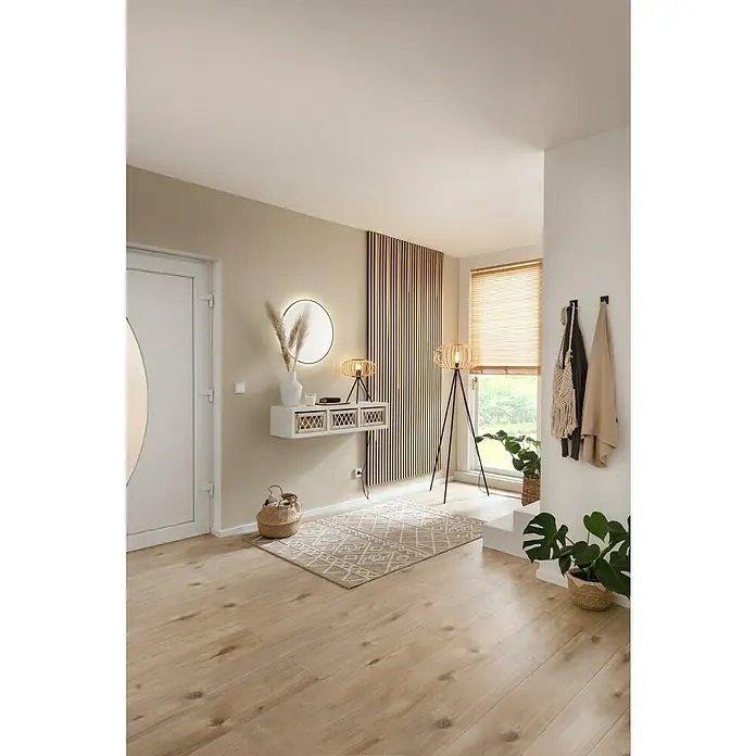 swingcolor Farbtester SIMPLY Wohnraumfarbe - Greige - Nr. 07, Matt, 50 ml - Modernes Interieur mit einem schwebenden Regal, einer Lampe und einem Spiegel, die eine elegante Atmosphäre schaffen.