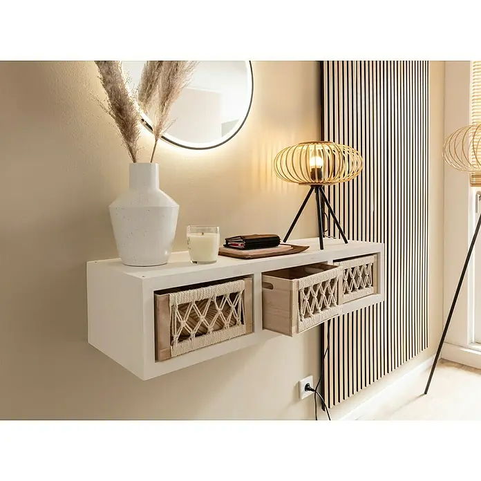 VaseØ x H: 14 x 22 cm, Keramik, Weiß - Ein schwebendes Sideboard in Weiß mit geflochtenen Schubladen, dekoriert mit einer Lampe, einer Vase und einem Spiegel.