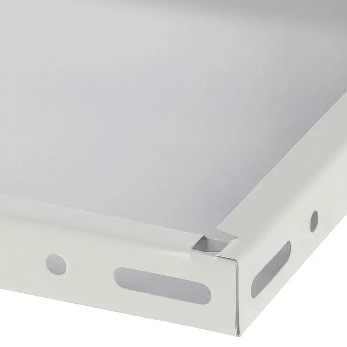 Regalux Fachboden - L x B: 35 x 80 cm, Pulverbeschichtet - Nahaufnahme eines weißen Metalltabletts mit Löchern an den Seiten, das ein schlichtes und funktionales Design aufweist.