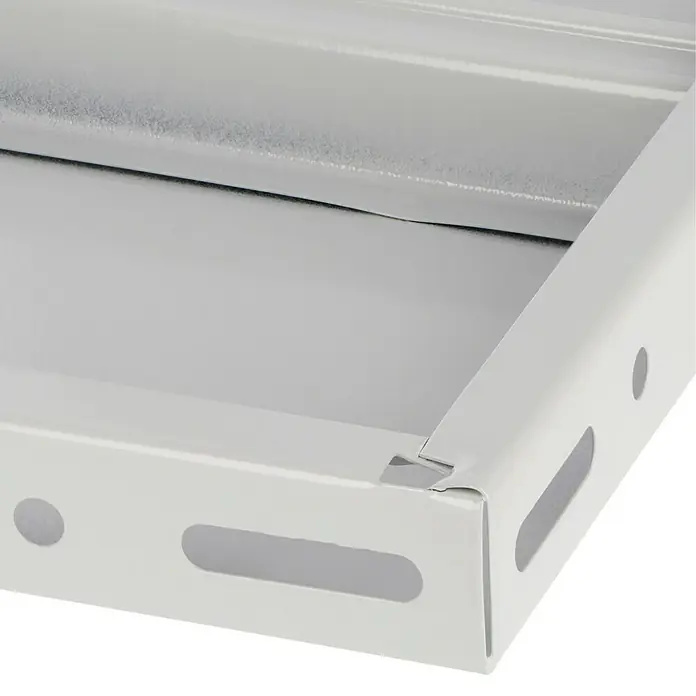 Regalux Fachboden - L x B: 35 x 100 cm, Pulverbeschichtet - Detailaufnahme einer weißen Metallablage mit Aussparungen, die Stabilität und Funktionalität vereint.