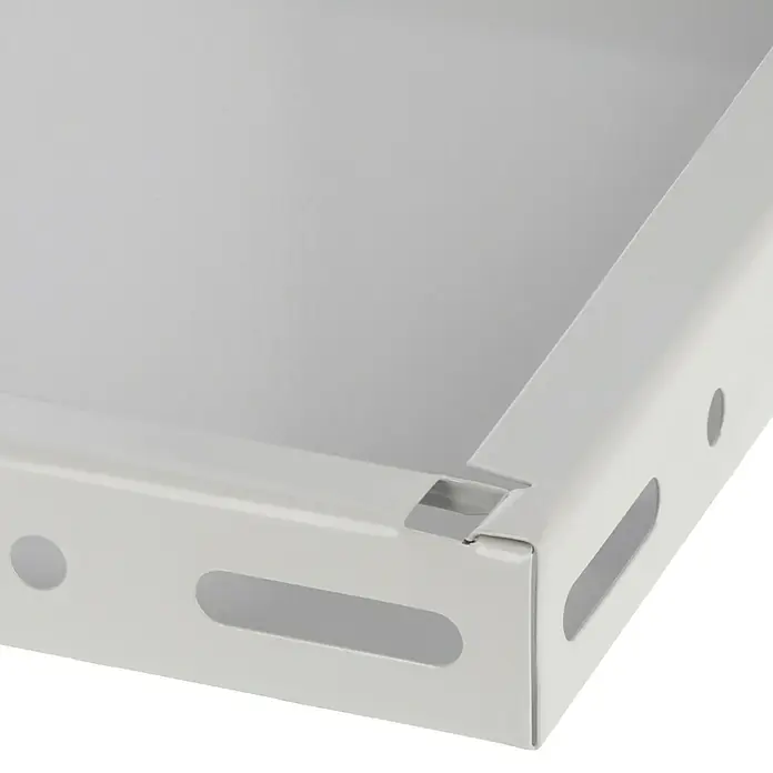 Regalux Fachboden - L x B: 50 x 100 cm, Pulverbeschichtet - Nahaufnahme einer weißen Metallablage mit ausgestanzten Griffen und abgerundeten Ecken. Praktisch und stilvoll.