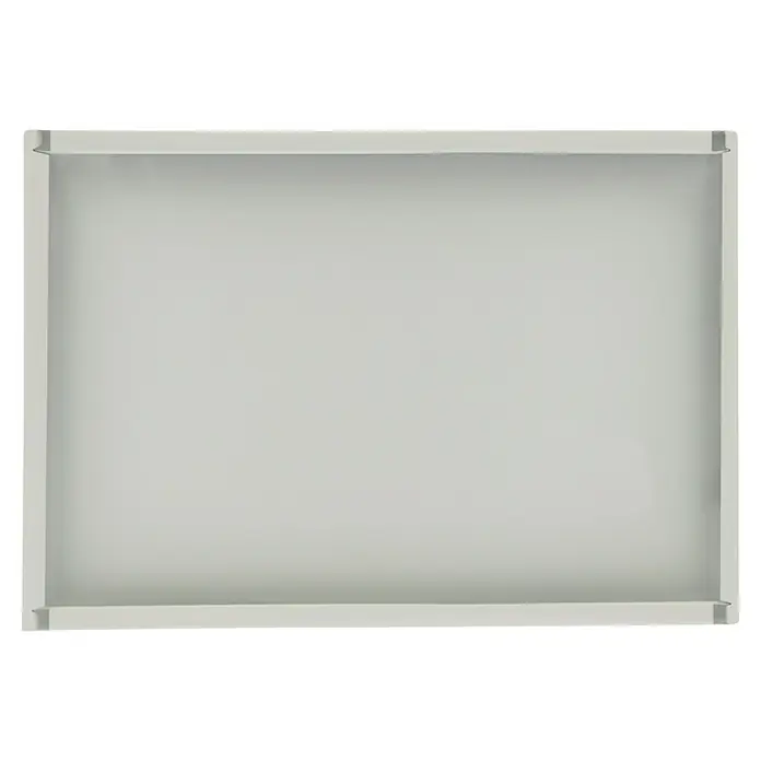 Regalux Fachboden - L x B: 35 x 50 cm, Pulverbeschichtet - Nahaufnahme eines grauen Tabletts mit erhöhten Rändern, ideal für den Servieren und Transport von Speisen und Getränken.