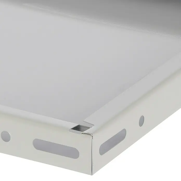Regalux Fachboden - L x B: 35 x 50 cm, Pulverbeschichtet - Nahaufnahme einer weißen Metallablage mit Schlitzen und runden Löchern, die Stabilität und Belüftung für Produkte bietet.