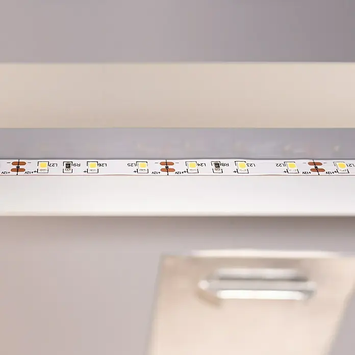 Camargue Lichtspiegel Heaven 1 - 60 x 80 cm - Ein LED-Streifen ist an einer Oberfläche montiert und zeigt Details wie die Markierungen "+12V" und Bauteilbezeichnungen.