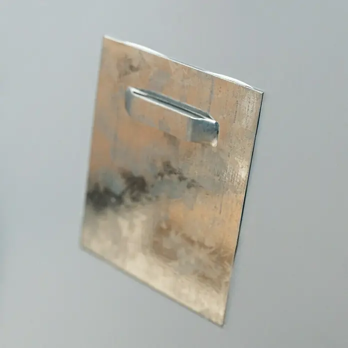Kristall-Form Lichtspiegel Pierre - 50 x 70 cm, Grau, Ablage - Nahaufnahme einer Metallplatte mit einem Halterungsmechanismus, ideal zur sicheren Befestigung von Produkten oder Dekorationen an Oberflächen.