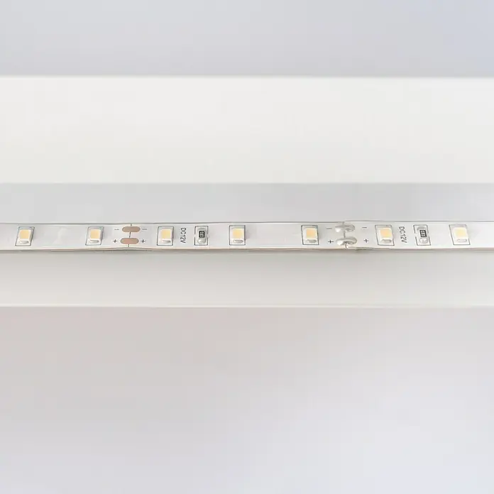 Camargue Lichtspiegel Juwa 1 - 60 x 80 cm - Nahaufnahme eines LED-Streifens mit hellen LEDs auf einer sauberen, weißen Oberfläche, ideal für moderne Beleuchtungskonzepte.