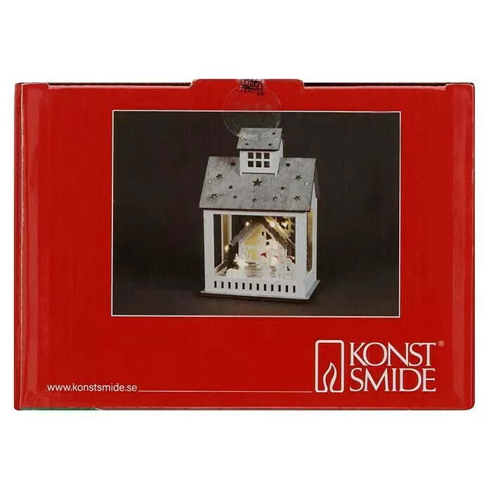 Konstsmide LED-Szenerie Haus mit Tannen - L x B x H: 15,7 x 11 x 23,5 cm, Weiß, Batteriebetrieben, LED - Rote Produktbox mit einer weiß-grauen Holzlaterne in Hausform, die eine beleuchtete festliche Szene zeigt.