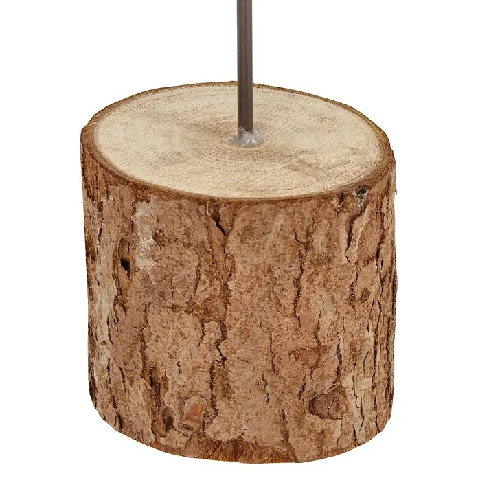 Holz-Weihnachtsbaum - Grau, Jute, Höhe: 44,5 cm - Nahaufnahme eines runden Holzscheit-Kerzenständers mit einem Stab in der Mitte, isoliert auf einem schwarzen Hintergrund.