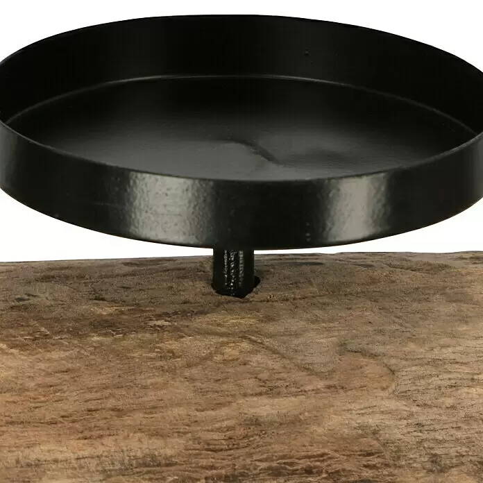 Adventskranz Baumstamm - Braun, Holz - Schwarzer Metall-Kerzenhalter mit flacher Schale, auf rustikalem Holzsockel montiert.