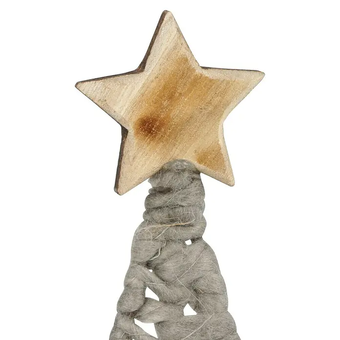 Holz-Weihnachtsbaum - Grau, Jute, Höhe: 44,5 cm - Nahaufnahme eines dekorativen Weihnachtsbaums mit einem hölzernen Sternaufsatz und einem Körper aus grauer Wolle.