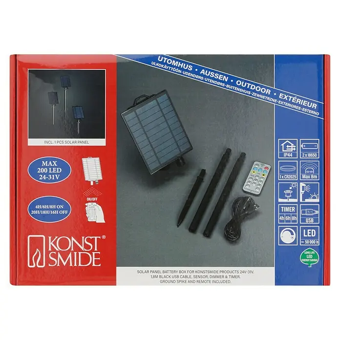 Konstsmide Solar-Batteriebox - 2,5 x 11 x 14 cm - Bild einer Verpackung mit Solarpanel-Batteriekasten für Konstsmide-Produkte mit USB-Kabel, Sensor, Dimmer, Erdspieß und Fernbedienung.