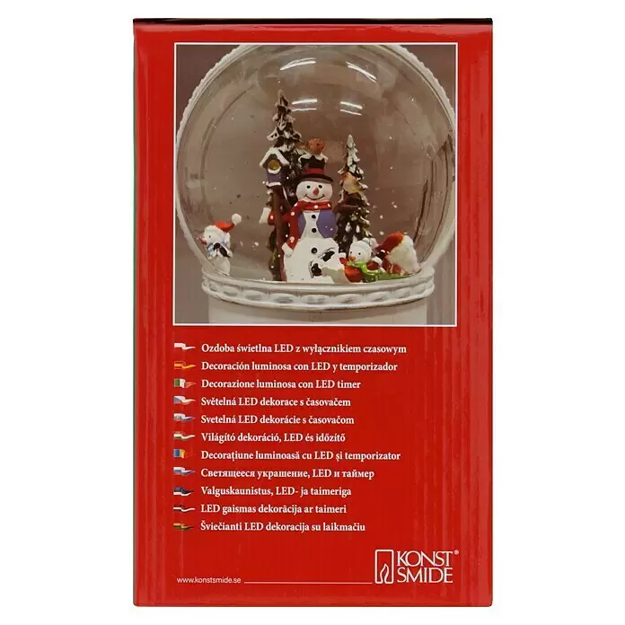 Konstsmide LED-Schneelaterne Schneemann mit Baum - Innen, Altweiß, 12,5 x 12,5 x 21 cm, Schneemann mit Christbaum, Batteriebetrieben - Rote Produktverpackung mit Schneekugel, LED-Beleuchtung und Timer-Funktion, die Schneemänner und Bäume zeigt.