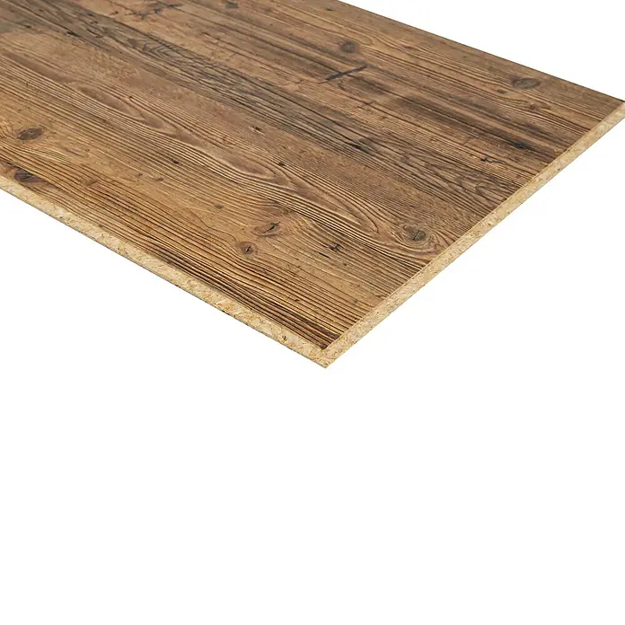 Egger Wandpaneel DecoWall - Namur Fichte Natur, 125 cm x 66 cm x 12 mm - Nahaufnahme einer Spanplatte mit rustikaler Holzmaserung, ideal für Möbelbau und Innenausbau. Die Platte zeigt eine warme, natürliche Optik.