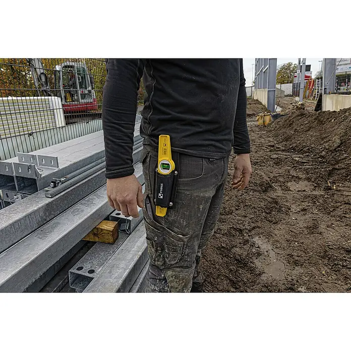 Stabila Wasserwaage Typ 81 SM - Länge: 25 cm, Anzahl Libellen: 2 Stk. - Ein Bauarbeiter mit einer gelben Stabila Wasserwaage im Halfter an der Hose. Ideal für präzise Messungen auf der Baustelle.