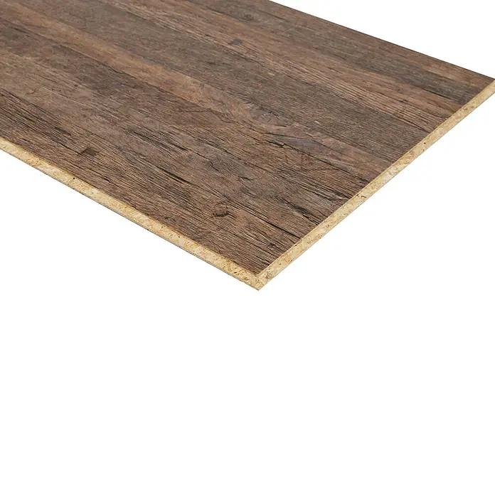 Egger Wandpaneel DecoWall - Annaba Eiche Natur, 125 cm x 66 cm x 12 mm - Detailaufnahme einer Holzplatte mit sichtbarer Maserung und Spanplattenkern. Ideal für Möbelbau und Innenausbau.