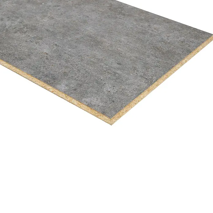 Egger Wandpaneel DecoWall - Rovigo Beton, 125 cm x 66 cm x 12 mm - Nahaufnahme einer grauen beschichteten Spanplatte mit sichtbarer Holzstruktur am Rand, ideal für Möbelbau und Innenausbau.