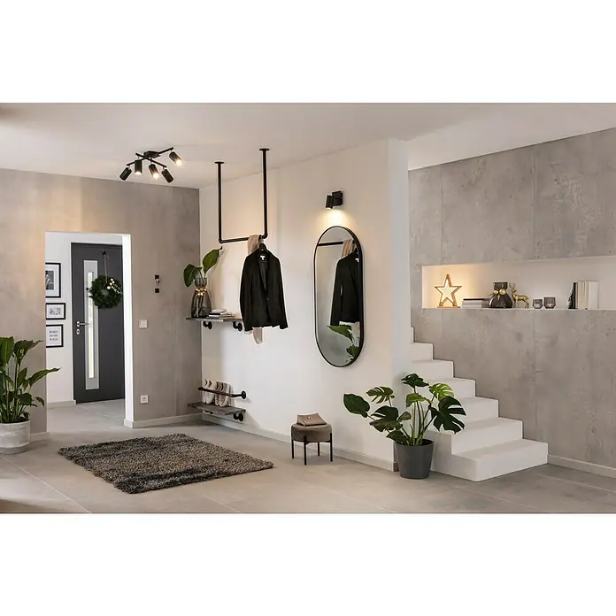 Kayoom Hochflorteppich DiamondAnthrazit, 290 x 200 cm, 100 % Polyester - Ein moderner Eingangsbereich mit minimalistischem Design und einer Garderobe mit Kleiderstange, Spiegel und Regalen für Schuhe und Dekoration.