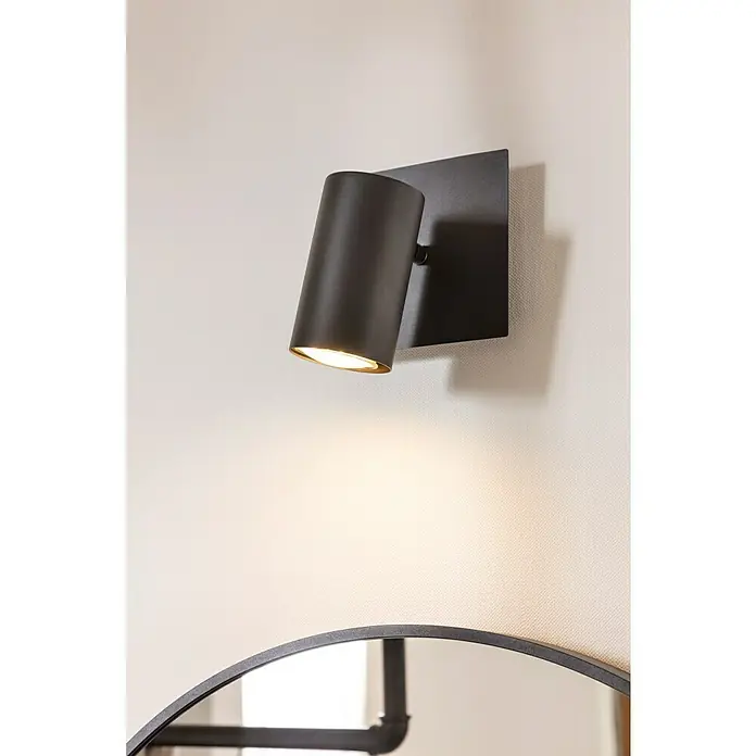 Trio Leuchten Marley Deckenstrahler - 25 W, L x B x H: 12 x 12 x 15 cm, Schwarz matt, GU10, 1 Stk. - Nahaufnahme einer modernen schwarzen Wandleuchte mit warmem Lichtschein.