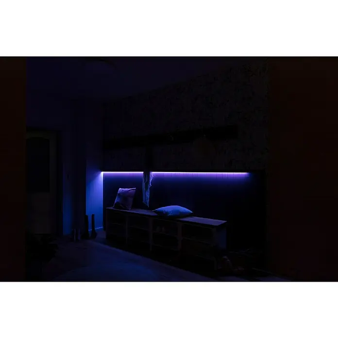 Nmc Decoflair Zierprofil CL13 - L x B x H: 2 m x 18 mm x 55 mm, Hochverdichtetes extrudiertes Polymer (HDPS) - Atmosphärisches Interieur mit beleuchtetem Regal und Kissen. Die Regale bieten Stauraum und die blaue Beleuchtung schafft eine entspannende Atmosphäre.