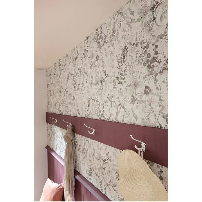 A.S. Création Vliestapete Blüten - Pastell, Floral, 10,05 x 0,53 m - Nahaufnahme einer Wandgarderobe mit floral gemusterter Tapete, Hakenleiste und einer Garnitur mit Hut und Schal.
