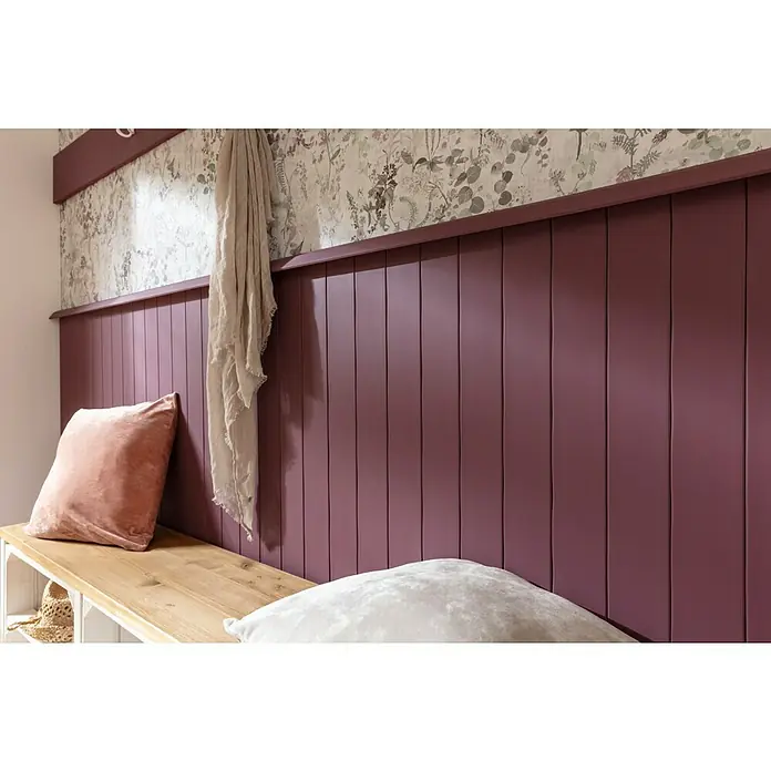 Kissen Finja - Muted Clay, 45 x 45 cm, 100 % Polyester - Nahaufnahme eines eleganten Interieurs mit einer dekorativen Wandpaneele in Pflaumenfarbe, die eine warme und stilvolle Atmosphäre schafft.