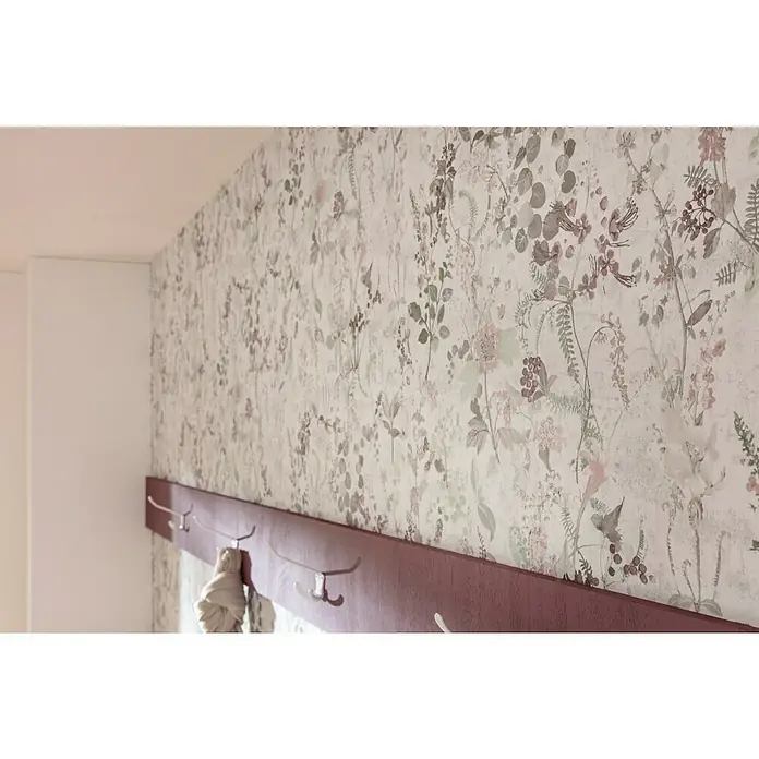 A.S. Création Vliestapete Blüten - Pastell, Floral, 10,05 x 0,53 m - Ein Detailaufnahme einer Wand mit einem zarten Blumenmuster-Tapete und einer hölzernen Garderobenleiste mit Haken.
