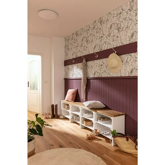 Holzregal Johanna - L x B x H: 50 x 40 x 30 cm, Holz, Weiß - Flur-Szene mit Schuhregalbank, Wandpaneel und Hakenleiste in Lila- und Weißtönen, kombiniert mit Holzfußboden und Mustertapete.
