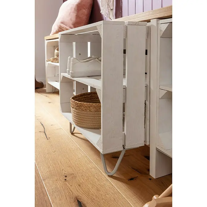 Holzregal Johanna - L x B x H: 50 x 40 x 30 cm, Holz, Weiß - Detailansicht eines Schuhregals aus weißen Holzkisten mit hellen Schuhen und Korb. Robuste Holzstruktur und klare Linien.
