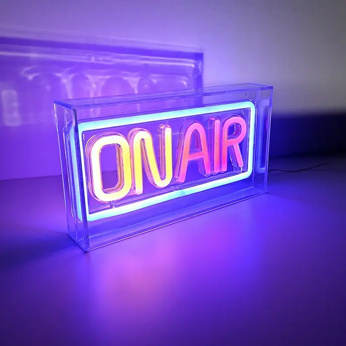 Just Light LED-Dekoleuchte Neon On AirNeon On Air, L x B x H: 8,5 x 29,5 x 24 cm, Netzbetrieben - Das Neon-Schild "ON AIR" in einem durchsichtigen Acrylgehäuse strahlt in leuchtenden Farben und sorgt für eine auffällige Anzeige im Studio.