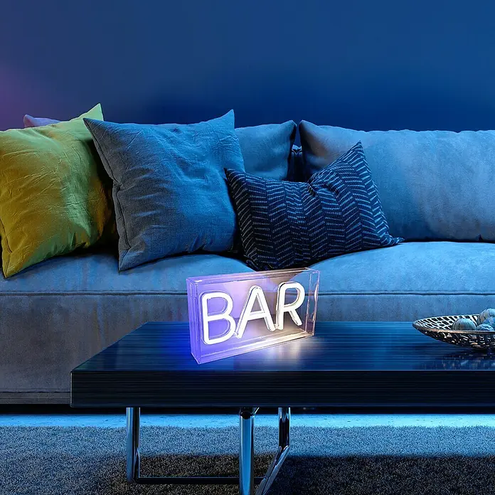 Just Light LED-Dekoleuchte Neon Bar - Neon Bar, L x B x H: 8,5 x 29,5 x 24 cm, Netzbetrieben - Nahaufnahme eines BAR-Schilds mit Neonbeleuchtung, das auf einem Tisch in einem Wohnzimmer steht.