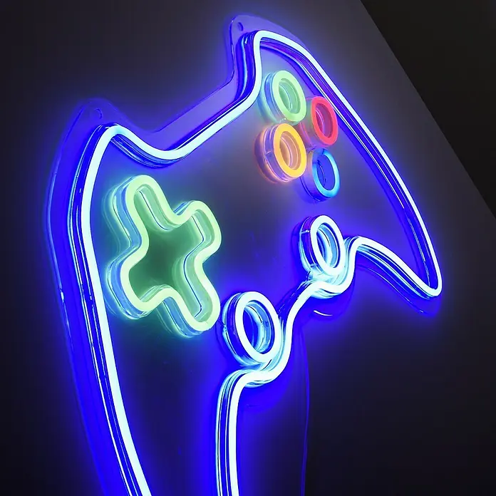 Just Light LED-Dekoleuchte Neon Gamer - Neon Gamer, L x B x H: 8,5 x 29,5 x 24 cm, Netzbetrieben - Leuchtender Gaming-Controller: Neonlicht-Design eines Gamepads mit blauer Umrandung, grünes Steuerkreuz und farbige Aktionsknöpfe.