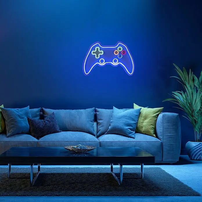 Just Light LED-Dekoleuchte Neon Gamer - Neon Gamer, L x B x H: 8,5 x 29,5 x 24 cm, Netzbetrieben - Ein neonbeleuchteter Gamecontroller an der Wand über einem Sofa. Ein stilvolles Detail für jeden Gaming-Raum.