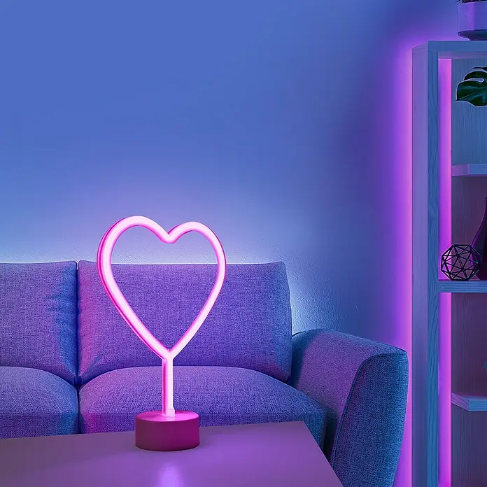 Just Light LED-Dekoleuchte Neon Herz - Neon Herz, L x B x H: 8,5 x 29,5 x 24 cm, Batteriebetrieben - Nahaufnahme einer Herz-förmigen Neonlampe auf einem Tisch, die ein warmes, violettes Licht im Raum verbreitet. Dekorative und stimmungsvolle Beleuchtung.