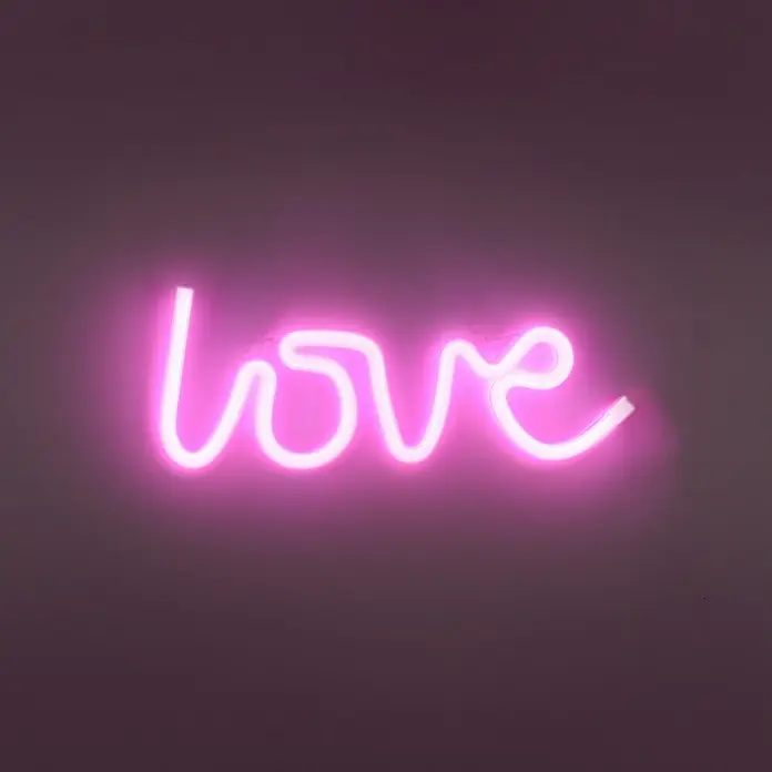 Just Light LED-Dekoleuchte Neon Love - Neon Love, L x B x H: 8,5 x 29,5 x 24 cm, Netzbetrieben - Nahaufnahme eines leuchtenden rosafarbenen Neon-Schriftzuges mit der Aufschrift "Love" vor einem dunklen Hintergrund. Perfekt für eine romantische Atmosphäre.