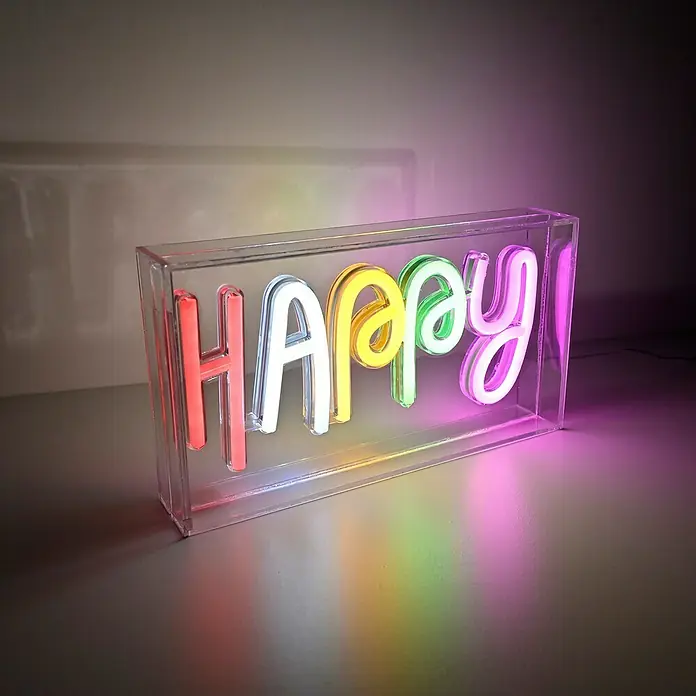 Just Light LED-Dekoleuchte Neon Happy - Neon Happy, L x B x H: 8,5 x 29,5 x 24 cm, Netzbetrieben - Nahaufnahme einer "Happy"-Leuchtreklame mit einem transparenten Gehäuse, die ein fröhliches und farbenfrohes Ambiente schafft.