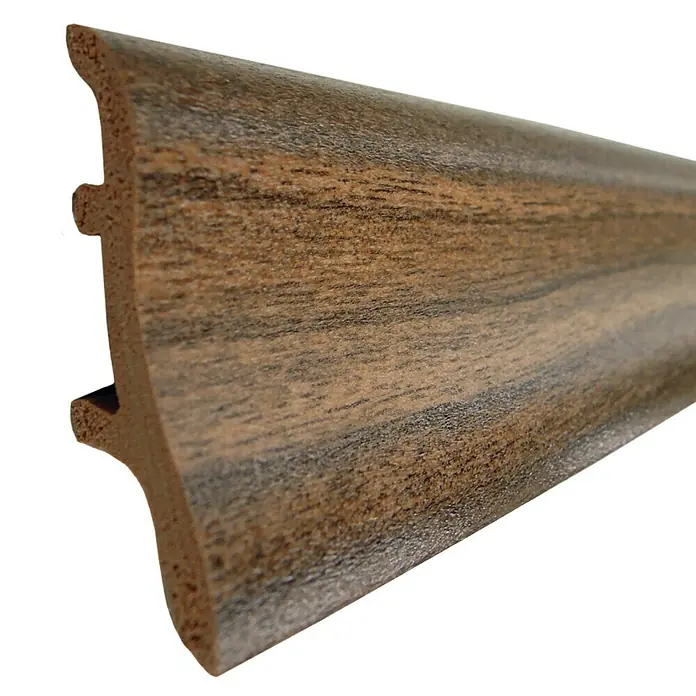 Döllken Sockelleiste Classic 50 - 250 cm x 22 mm x 50 mm, Nussbaum - Nahaufnahme eines braunen Übergangsprofils mit Holzstruktur. Dieses Profil dient zur Verbindung von Bodenbelägen unterschiedlicher Höhe.