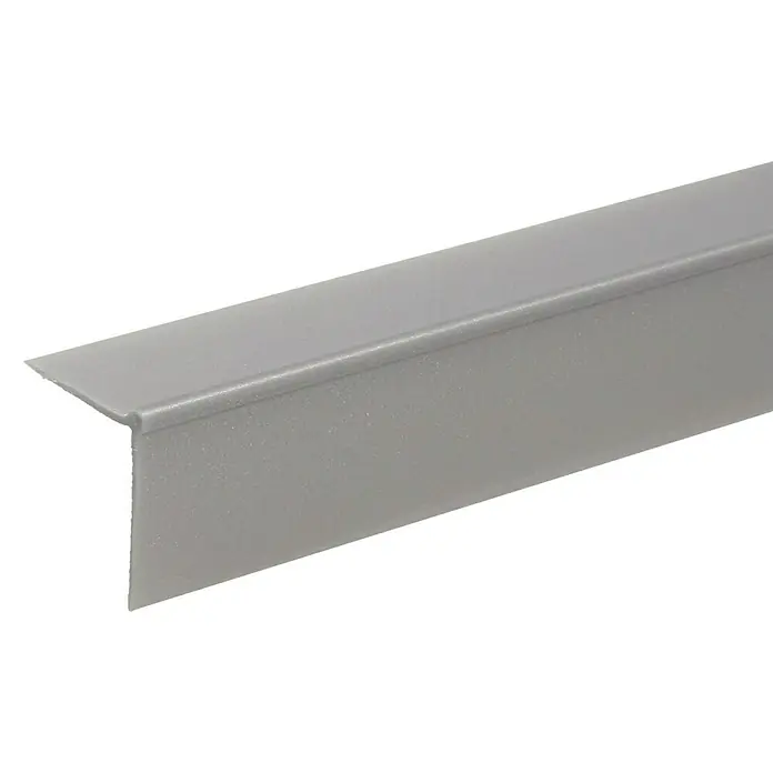Döllken Winkelleiste 20 - 260 cm x 20 mm x 20 mm, Silbermetallic - Nahaufnahme eines grauen Kantenschutzprofils mit einer leicht abgerundeten Kante, ideal zum Schutz und zur Veredelung von Ecken.