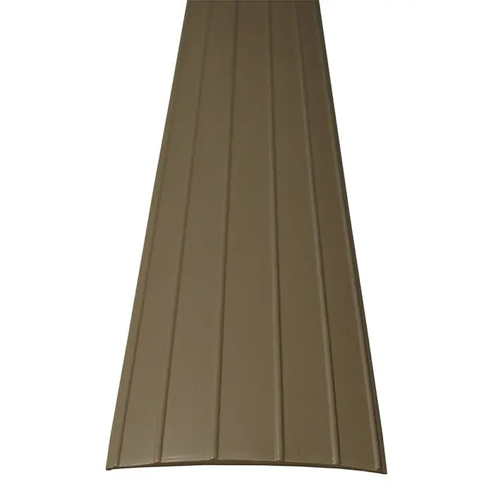 Döllken Übergangsprofil - 1 m x 35 mm, Braun - Nahaufnahme einer einzelnen braunen Nut-und-Feder-Verkleidung, die eine profilierte Oberfläche mit leichten Schatten aufweist.