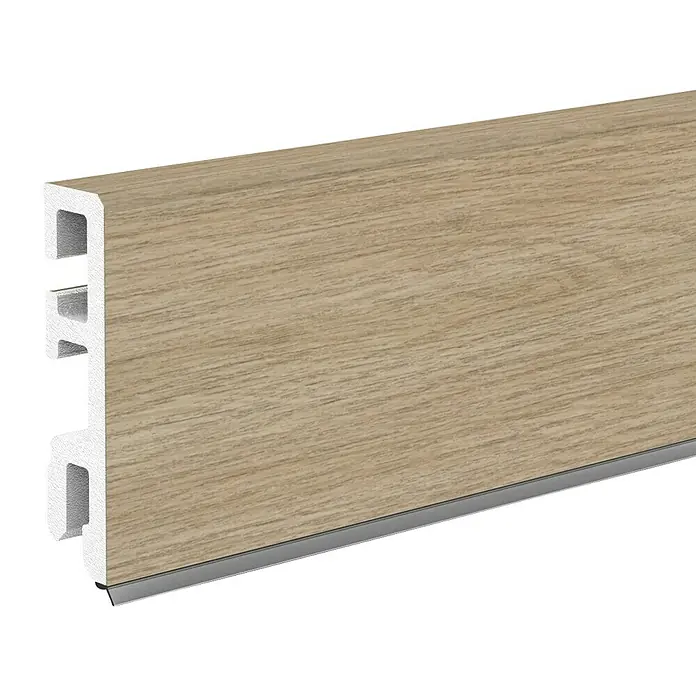 Döllken Sockelleiste Cubica 60 SK - 250 cm x 14 mm x 60 mm, Hartschaum, Skagen Eiche - Detailaufnahme einer Sockelleiste in Holzoptik mit einer silbernen Akzentleiste, ideal für moderne Bodenabschlüsse.