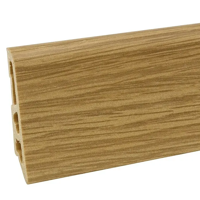Döllken Sockelleiste - 250 cm x 15 mm x 60 mm, Hartschaum, Eiche - Nahaufnahme eines Sockelleistenprofils in Holzoptik mit Hohlkammern für Kabel oder Befestigung. Ideal für moderne Inneneinrichtungen.