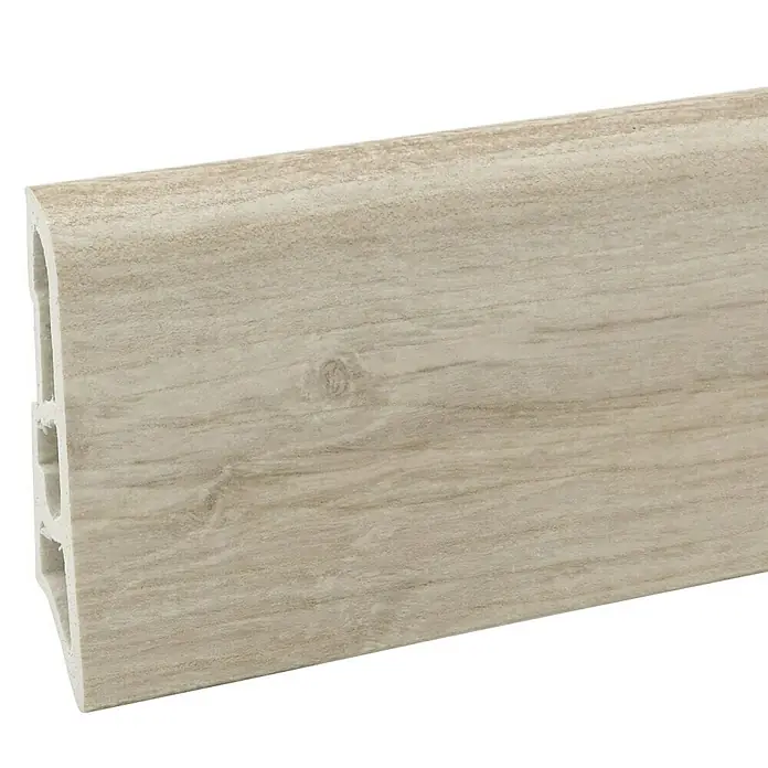 Döllken Sockelleiste - 250 cm x 15 mm x 60 mm, Hartschaum, White Oak - Eine Nahaufnahme einer Sockelleiste in heller Holzoptik mit sichtbarer Maserung und internen Hohlräumen.