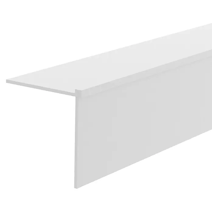 Döllken Winkelleiste 20 - 260 cm x 20 mm x 20 mm, Weiß - Nahaufnahme eines weißen Treppenkantenprofils, das für einen sauberen Abschluss und mehr Sicherheit sorgt. Ideal für moderne Wohnräume.