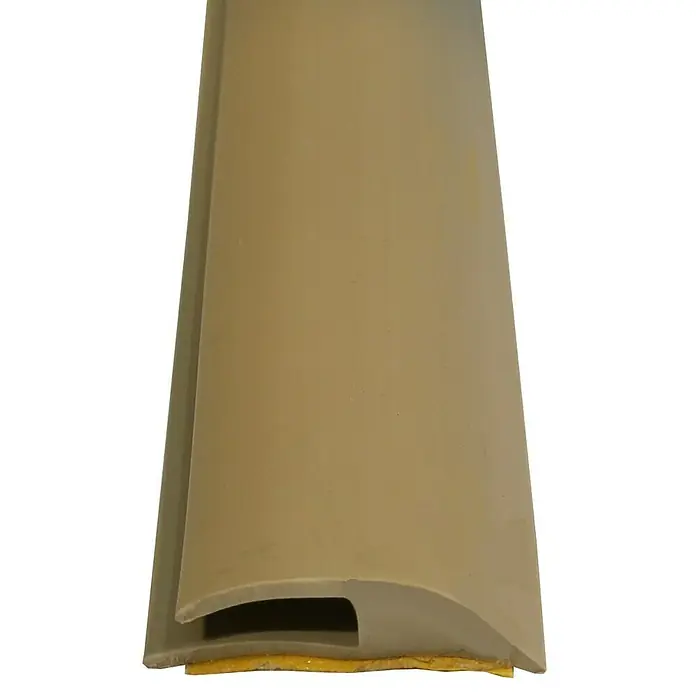 Döllken Einfassleiste - 100 x 32 x 5 mm, Beige - Das Bild zeigt ein beigefarbenes Kabelkanalprofil mit Klebestreifen. Ideal für die ordentliche Kabelverlegung und als unauffälliger Schutz.