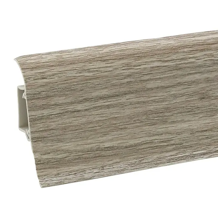 Döllken Sockelleiste Classic 50 - 250 cm x 25 mm x 50 mm, Eiche Sard - Das Bild zeigt eine graue Fußleiste mit Holzoptik und abgerundeter Kante. Die Leiste ist für den Innenbereich geeignet.