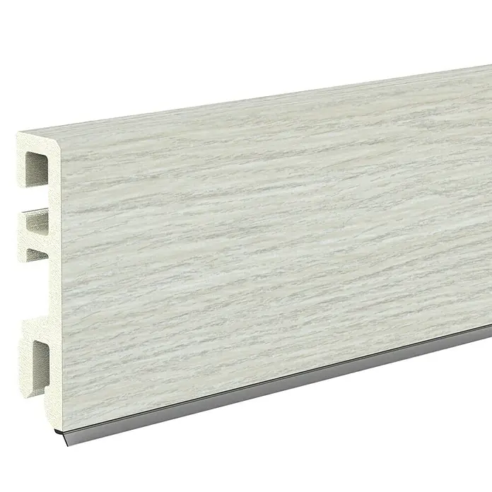Döllken Sockelleiste Cubica 60 SK - 250 cm x 14 mm x 60 mm, Hartschaum, Midland Oak White - Bild einer Sockelleiste mit Marmoroptik und silberner Kante, ideal für moderne Innenräume. Die Leiste ist robust und einfach zu montieren.