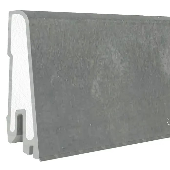 Döllken Sockelleiste USL 60 Clip - 250 cm x 17 mm x 60 mm, Kunststoff, Korsika - Detailaufnahme eines grauen Betonbordsteins mit einer markanten, profilierten Kante, ideal für Garten- und Landschaftsbauprojekte.
