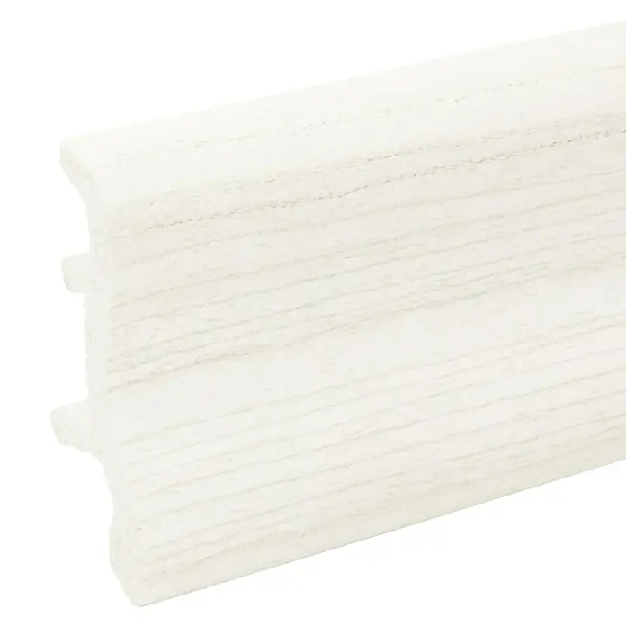 Döllken Sockelleiste Classic 50 - 250 cm x 22 mm x 50 mm, Esche Weiß - Detailaufnahme einer weißen Holzverkleidung mit feiner Maserung und profilierter Kante auf schwarzem Hintergrund.