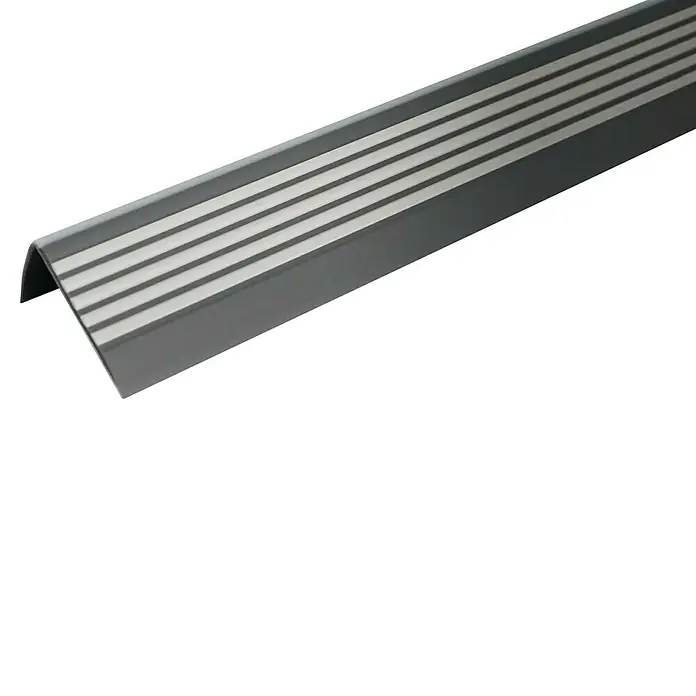 Döllken Treppenkantenprofil - 125 cm x 45 mm x 28 mm, Dunkelgrau - Nahaufnahme eines grauen, winkelförmigen Treppenkantenprofils mit silbernen Streifen auf schwarzem Hintergrund.