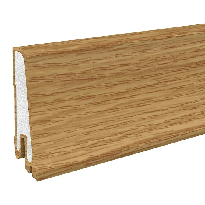 Döllken Sockelleiste USL 60 Clip - 250 cm x 17 mm x 60 mm, Kunststoff, Eiche - Nahaufnahme eines Holzsockels mit markanter Maserung und einer weißen Innenseite, ideal für stilvolle Raumgestaltung.