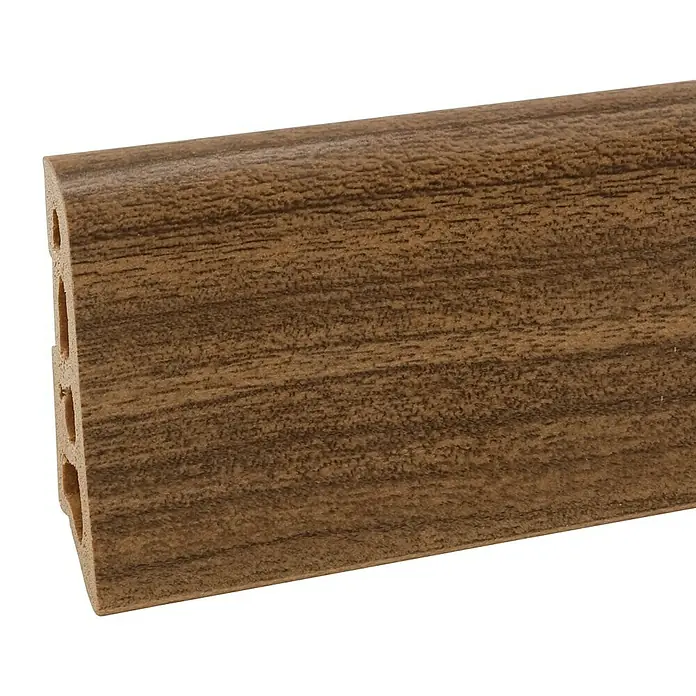 Döllken Sockelleiste - 250 cm x 15 mm x 60 mm, Hartschaum, Nussbaum - Detailaufnahme einer braunen Terrassendiele mit Holzmaserung und Hohlkammern, ideal für langlebige und wartungsarme Außenbereiche.